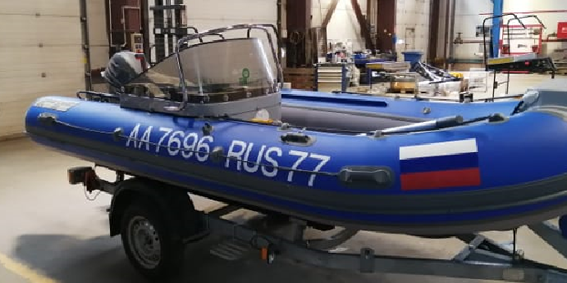 Лодка РИБ с номер ом, написанным по трафрету краской Мараплан